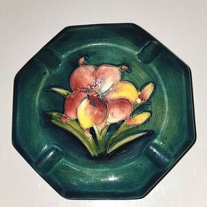 VINTAGE MOORCROFT POTTERY GREEN OCTAGONAL FREESIA ASHTRAY ~POTTERS TO QUEEN MARY